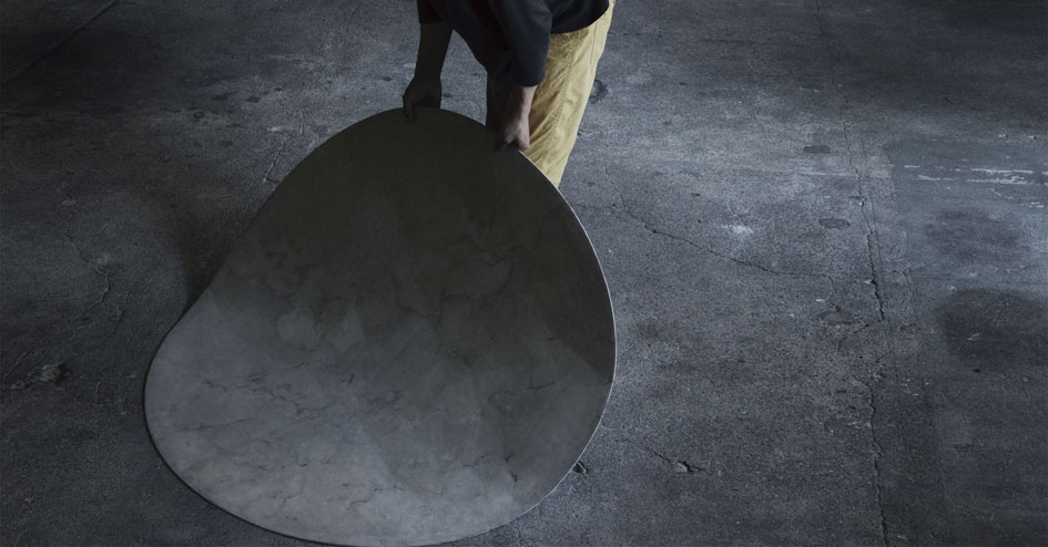 モルタル製のフロアマットを持ち上げている写真