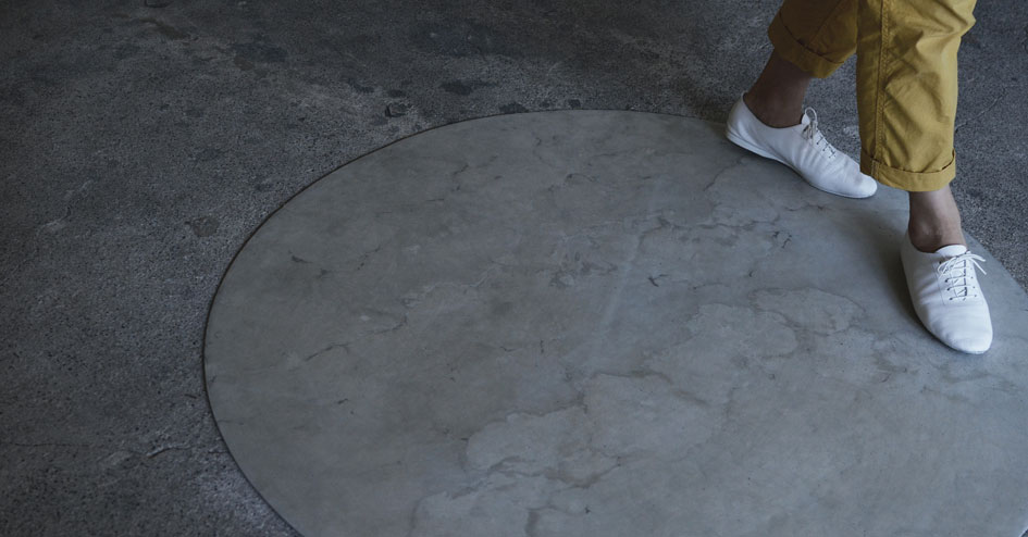 モルタルの床に敷いてあるフロアマット