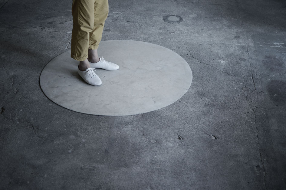 マットの上に立つ