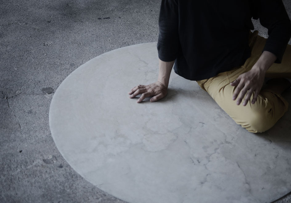 マットの上で座る