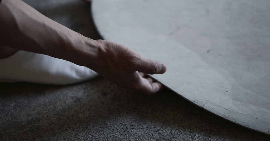 マットを床から持ち上げる写真