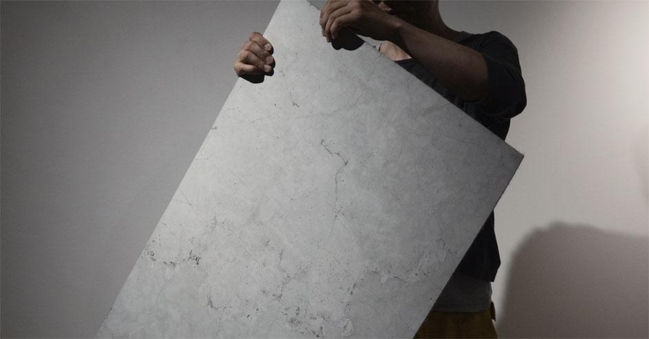 モルタルのマットの角部分をもっている写真