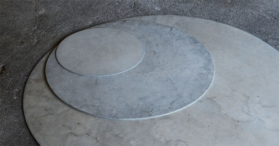 表面の素材の表情はひとつ一つ個性があります。