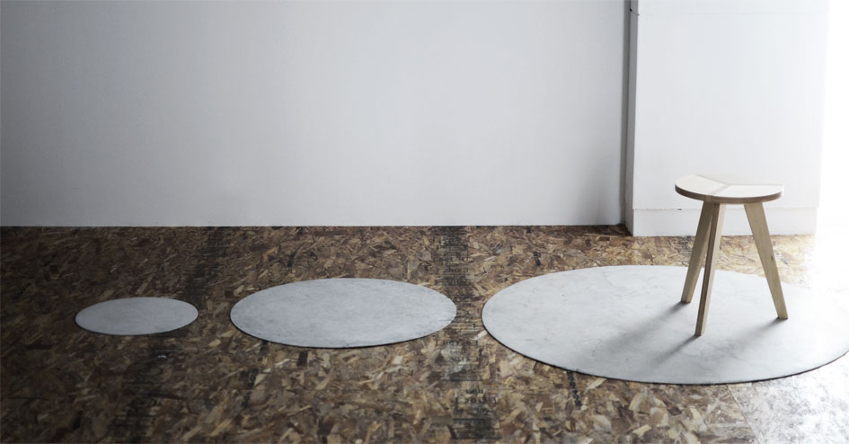 サークル形状の大中小の3つのサイズを床に敷いて、大きさの比較を見せている写真