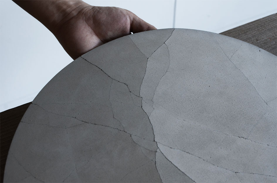 表面にヒビが入り素材感が高まる