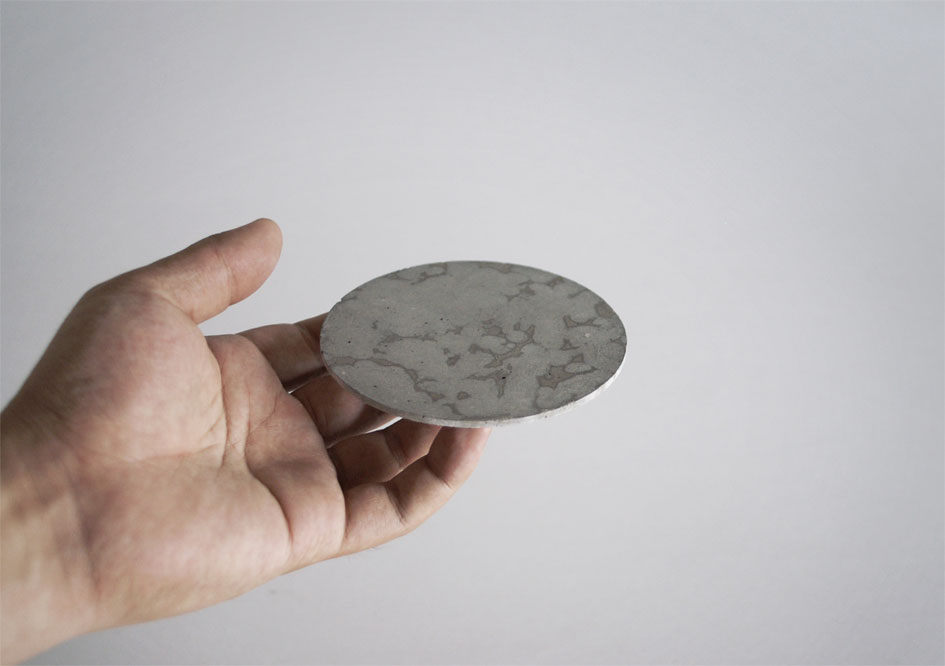 コースターを指の上にのせる