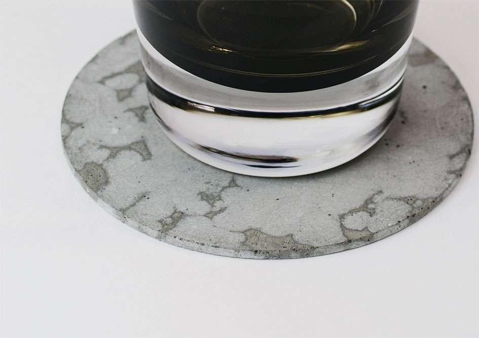 コースターの上にガラスのコップを置いている写真