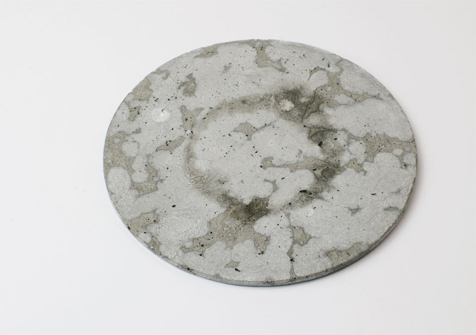 コースターは吸水性があるので、水滴を吸い込みます