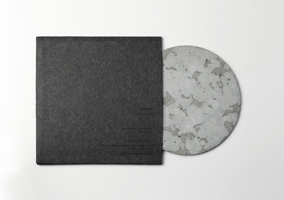 紙製のスリーブパッケージに入っています。