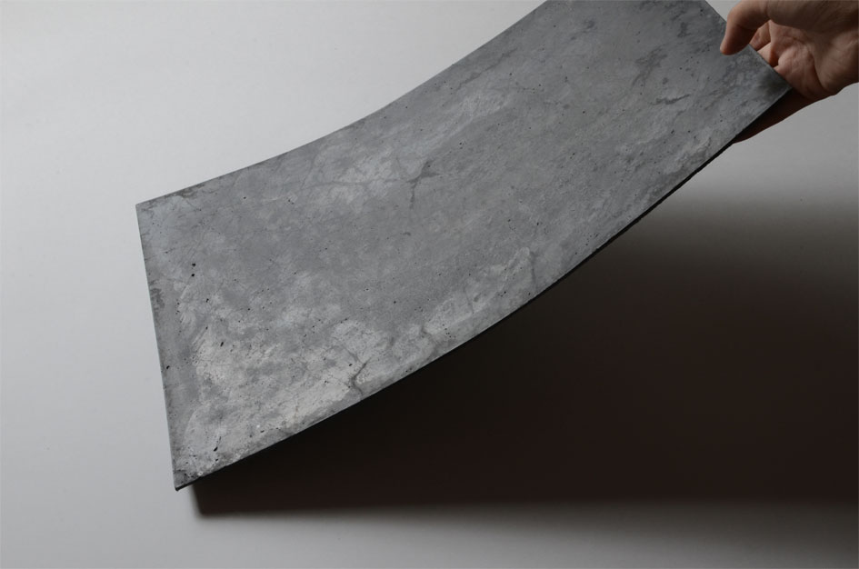 持ち上げるとひび割れながらたわむ