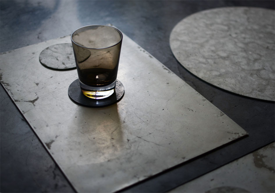 コースターとプレイスマットを組み合わせて使用している様子