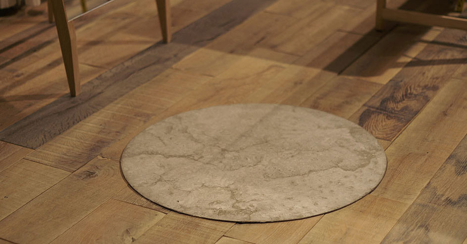 フローリングの床に敷いてあるサークルのモルタルマット。