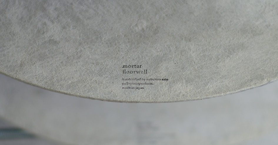 裏面にロゴスタンプ