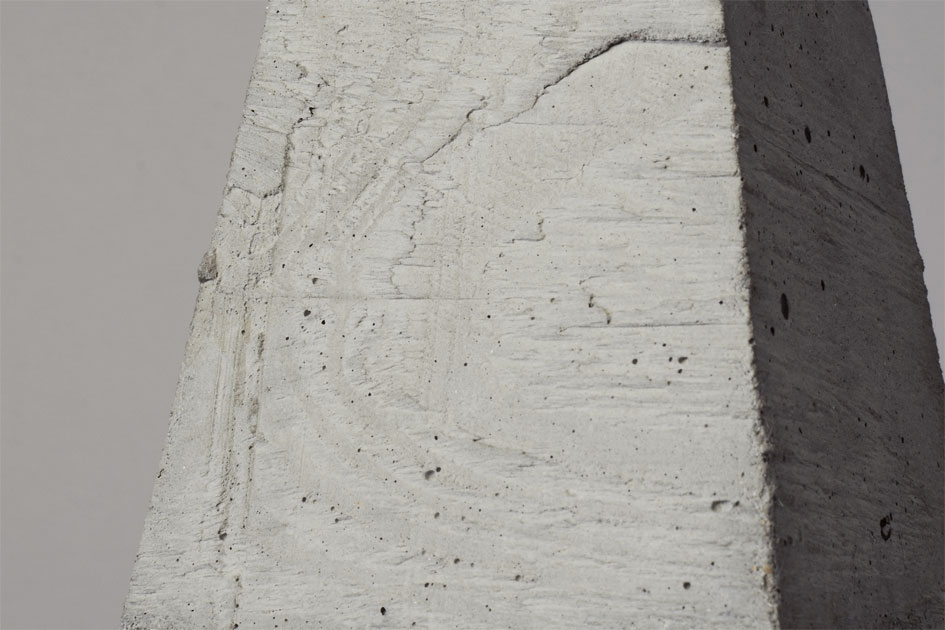 シェードの表面は木目の表情で荒く仕上げてあります