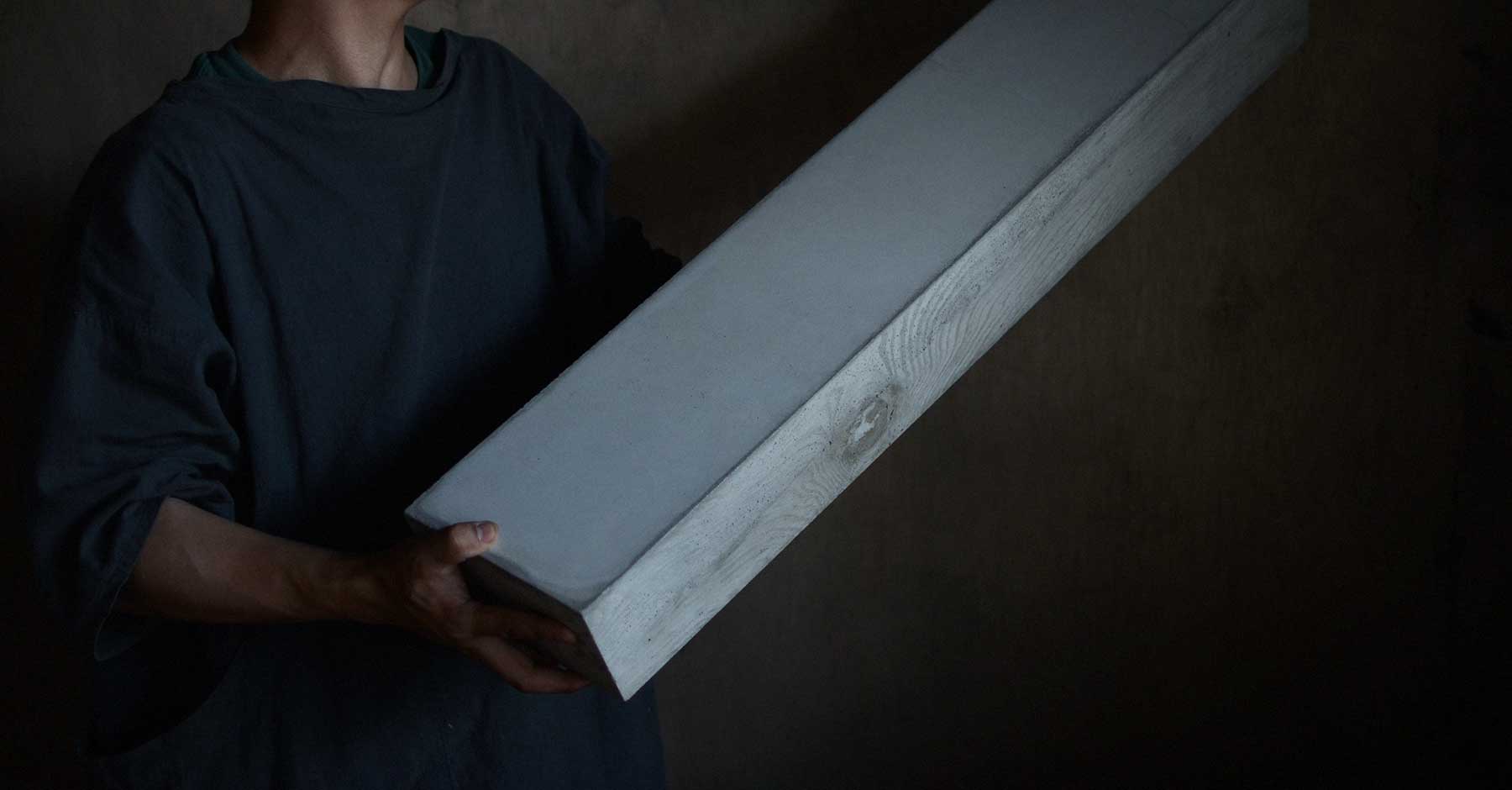 BLOCKを片手で持ち上げている写真