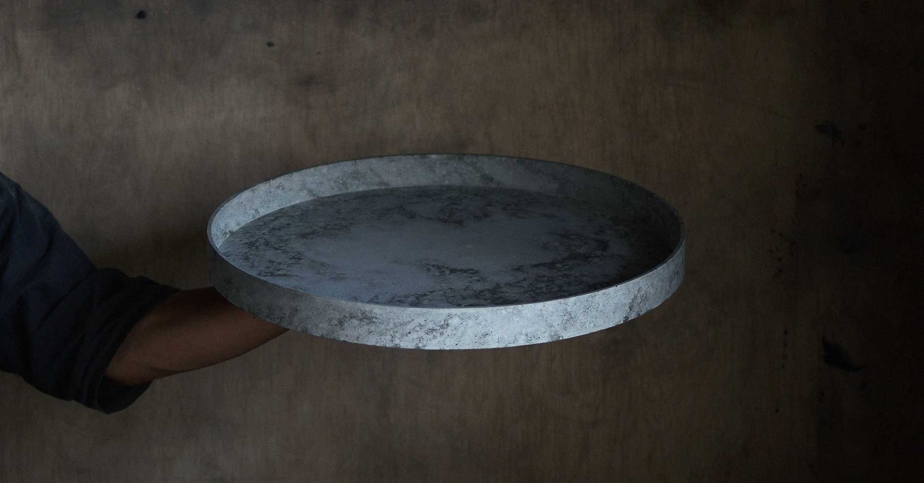 モルタル製のフロアマットを持ち上げている写真