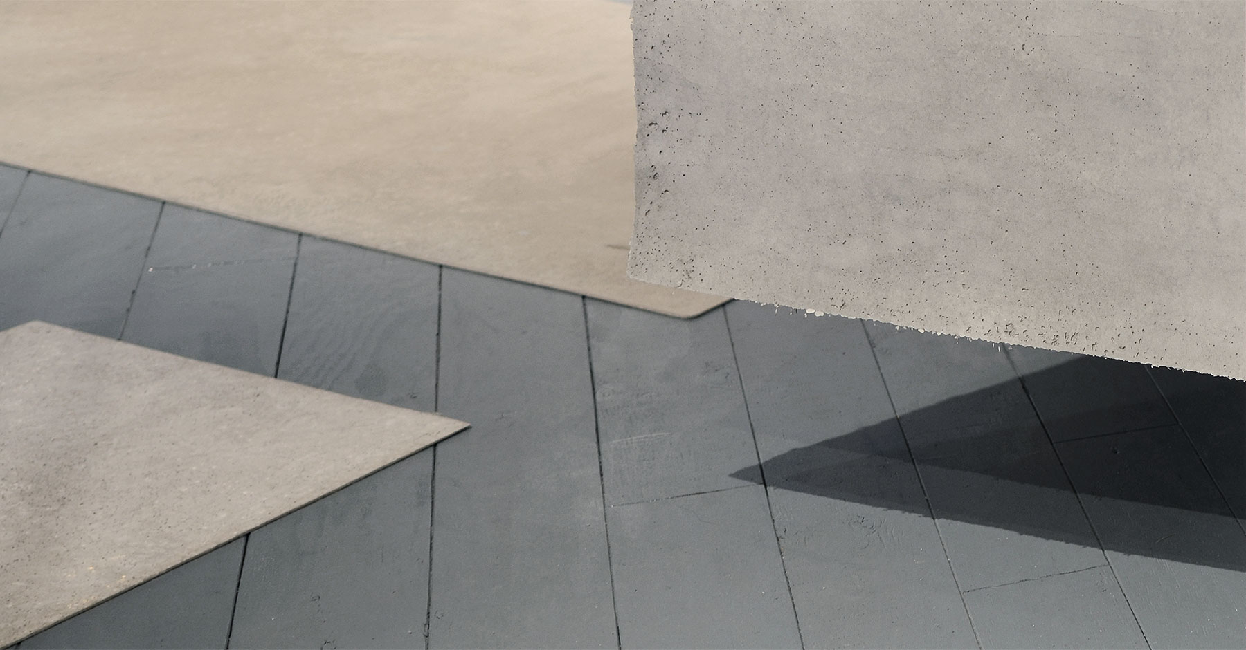 モルタル素材のタペストリーが垂れ下がっている写真